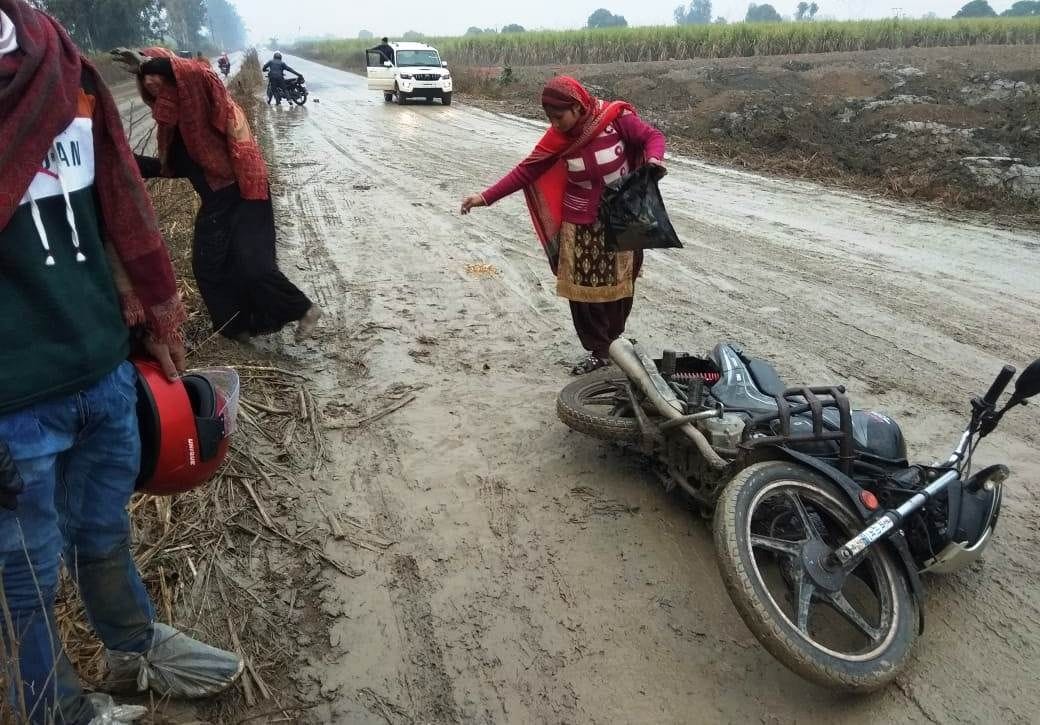Muzaffarnagar: Vehicles slipping in mud