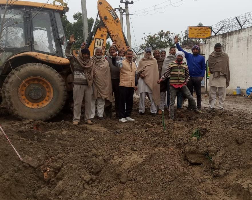 Farmers shut down the work demanding compensation