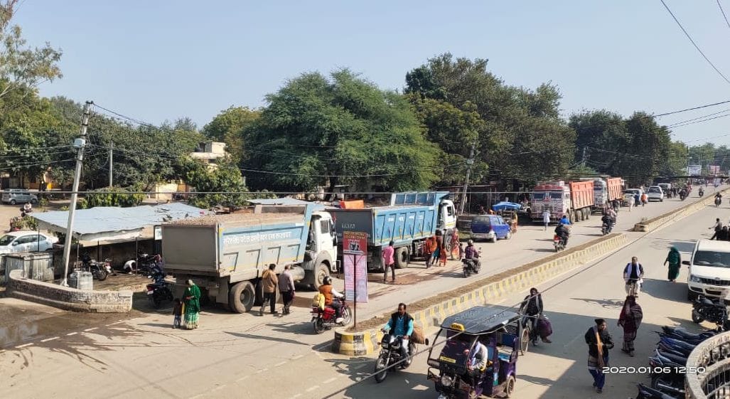 Ballast-sand overloaded 19 vehicle seized
