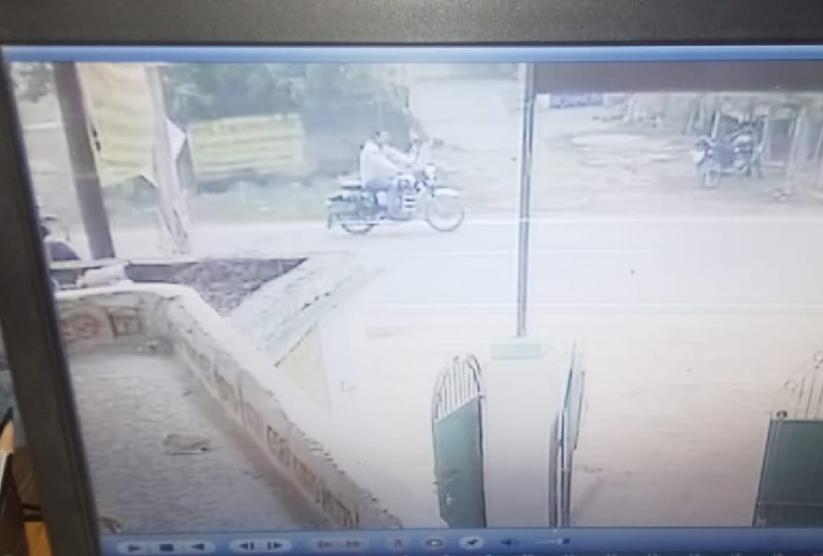 bullet driver snatch business man gold chain, incident covered in cctv