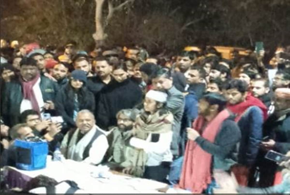 Deepika Padukone at Jawaharlal Nehru University JNU Delhi to support students protest