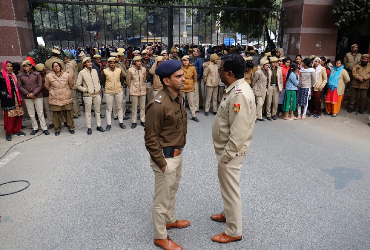 jnu violence: Delhi Police asked for 44 mobile numbers details from WhatsApp