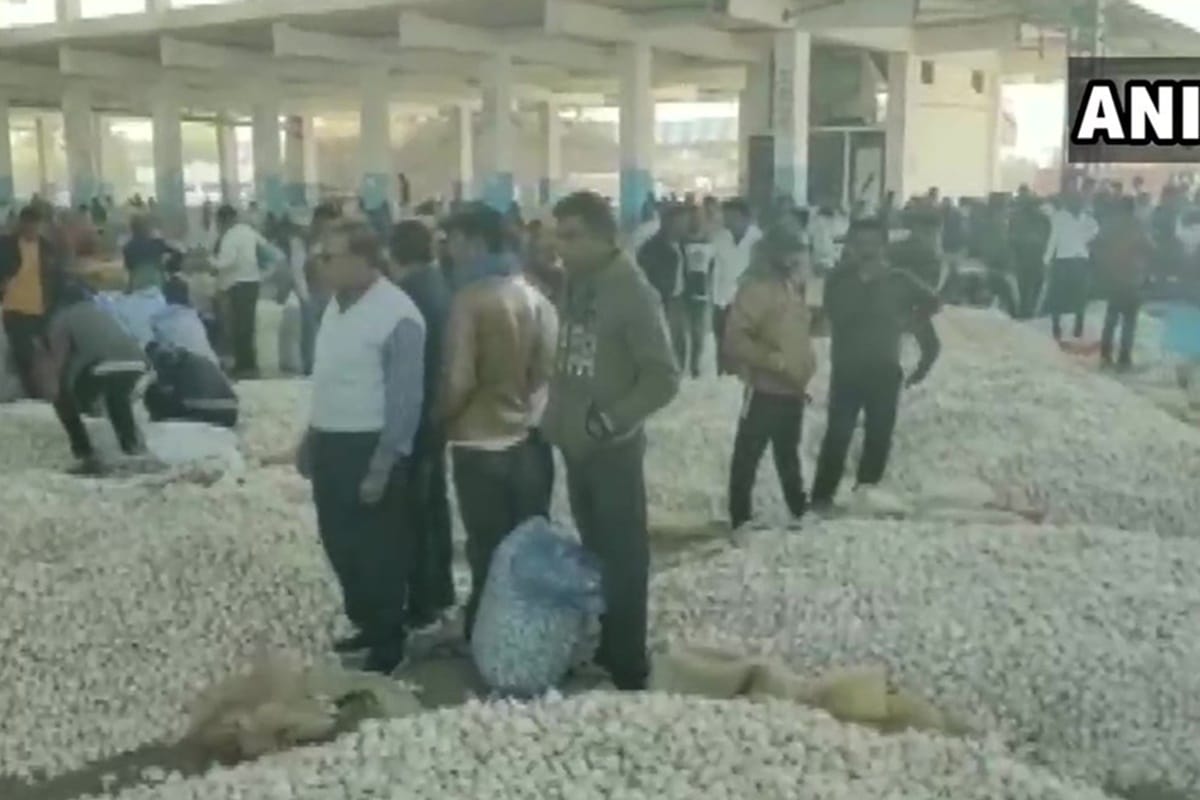 Man stripped naked, thrashed on suspicion of stealing garlic from wholesale vegetable market