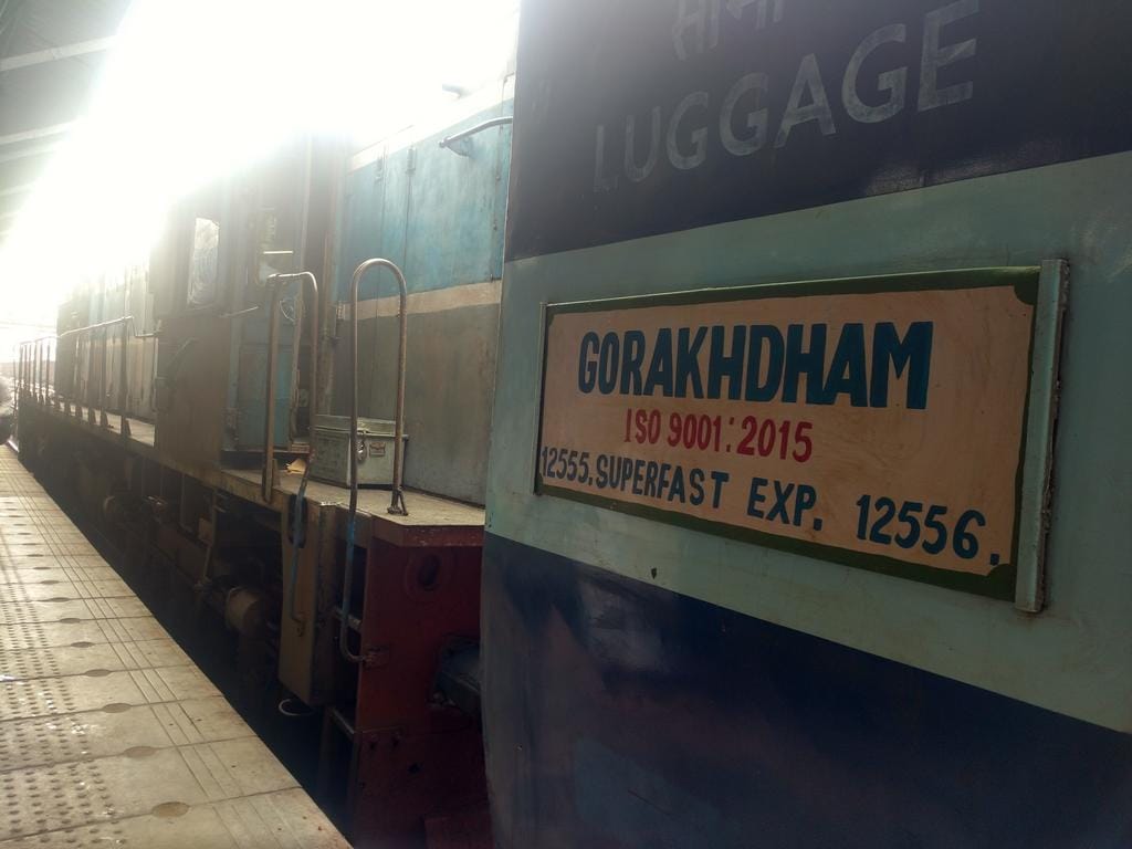 Smoke came out of power car of Gorakhdham Express, train departs 45 minute late