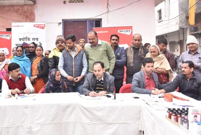 अमर उजाला फाउंडेशन द्वारा अलहदादपुर में लगाए गए हेल्थ कैंप में इलाज कराते मरीज।