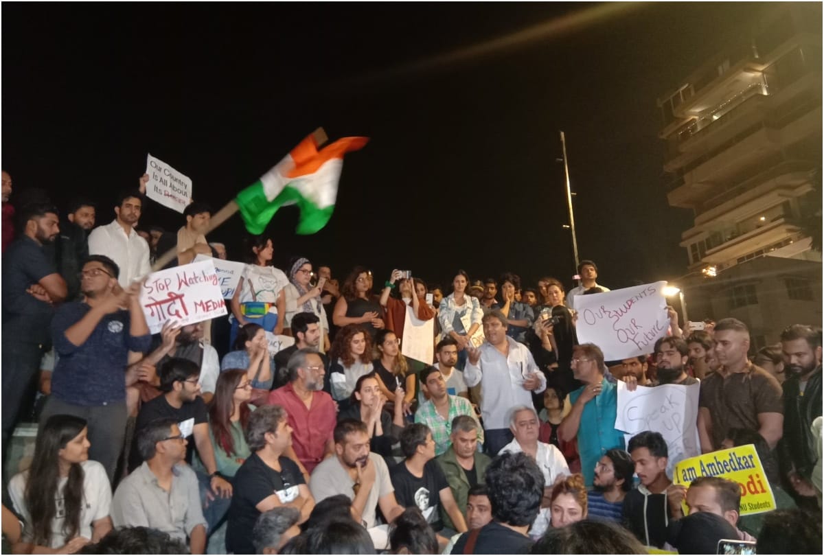 JNU seeks justice in the name of great men, songs and poems also sung in March