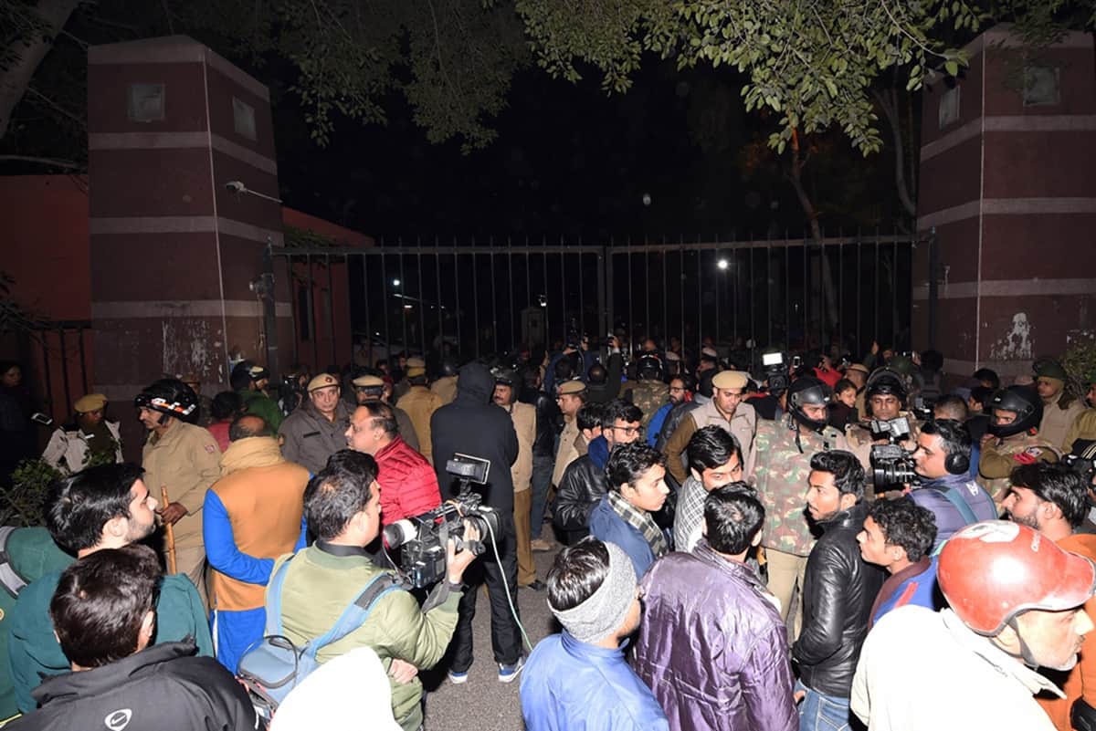 Former RBI governor Raghuram Rajan support Deepika Padukone on her jnu visit