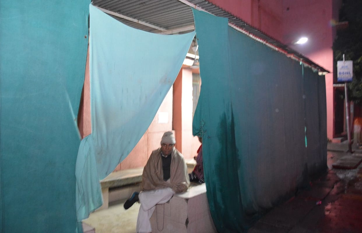Muzaffarnagar: Rain shelters dripping in rain