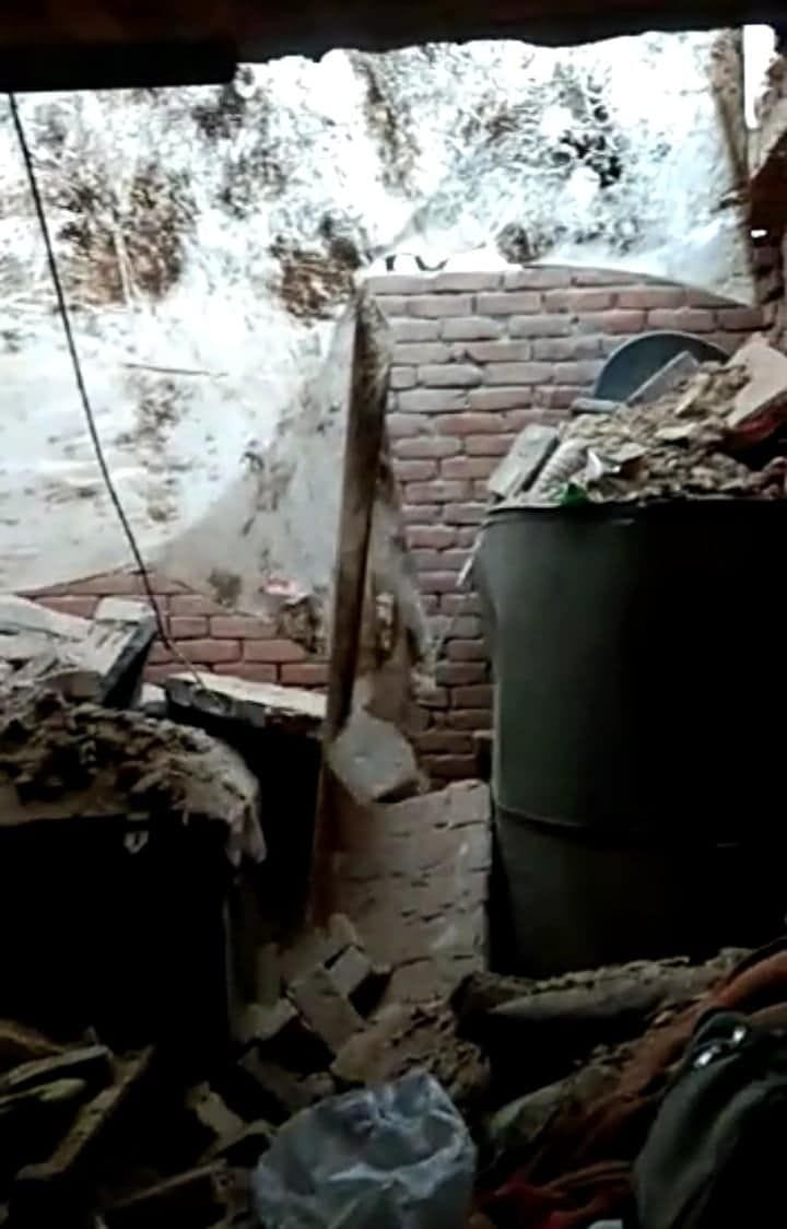 The roof of the house fell due to drizzle, the goods destroyed, fatehabad