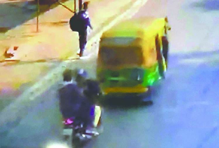 goons looted locket of a lady in front of VVIP guest house in lucknow