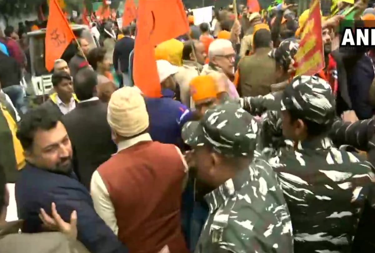 nankana sahib mob attack scuffle among bajrang dal worker forces while protesting at pak embassy