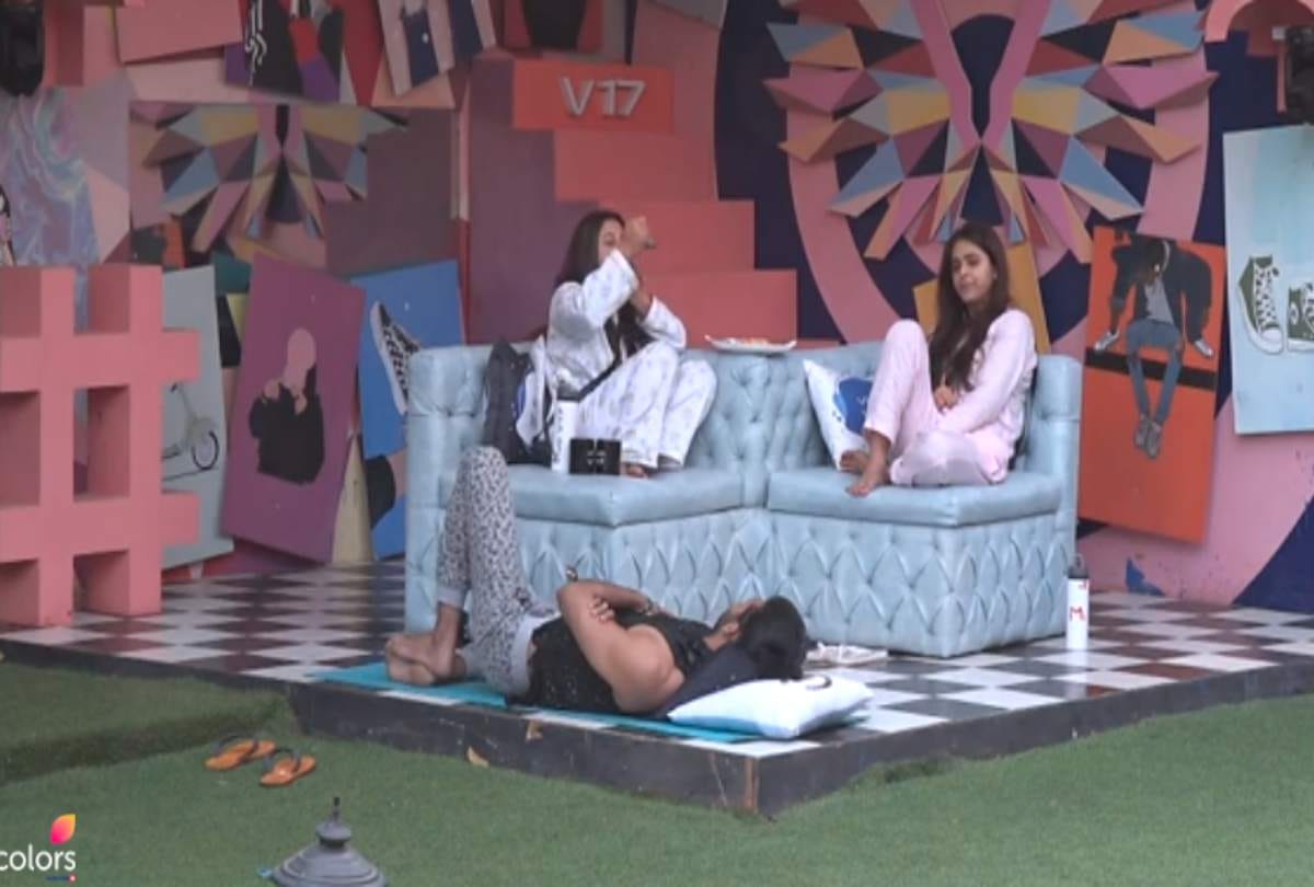 Bigg Boss 13 Madhurima Tuli hit Vishal Aditya Singh with chappal ugly spat