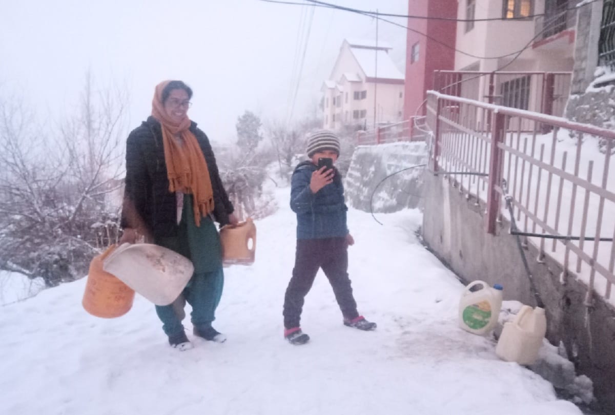 cold wave in Himachal, 100 roads including nh closed, heavy rain snowfall warning
