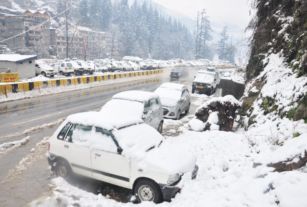 cold wave in Himachal, 100 roads including nh closed, heavy rain snowfall warning
