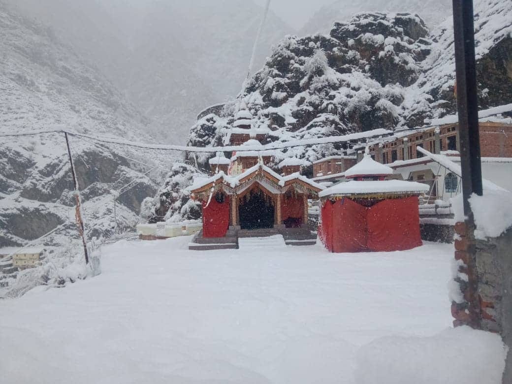 snowfall photos from Devbhoomi uttarakhand feeling cold
