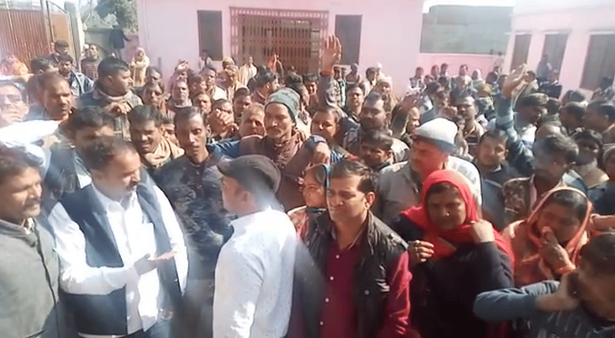 Sweepers protest of one sweeper died in accident in sonbhadra