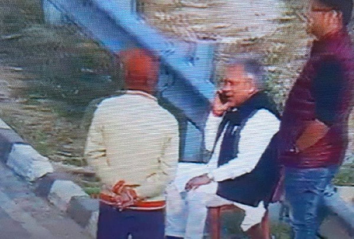 samajwadi party mp sitting on agra lucknow expressway in firozabad