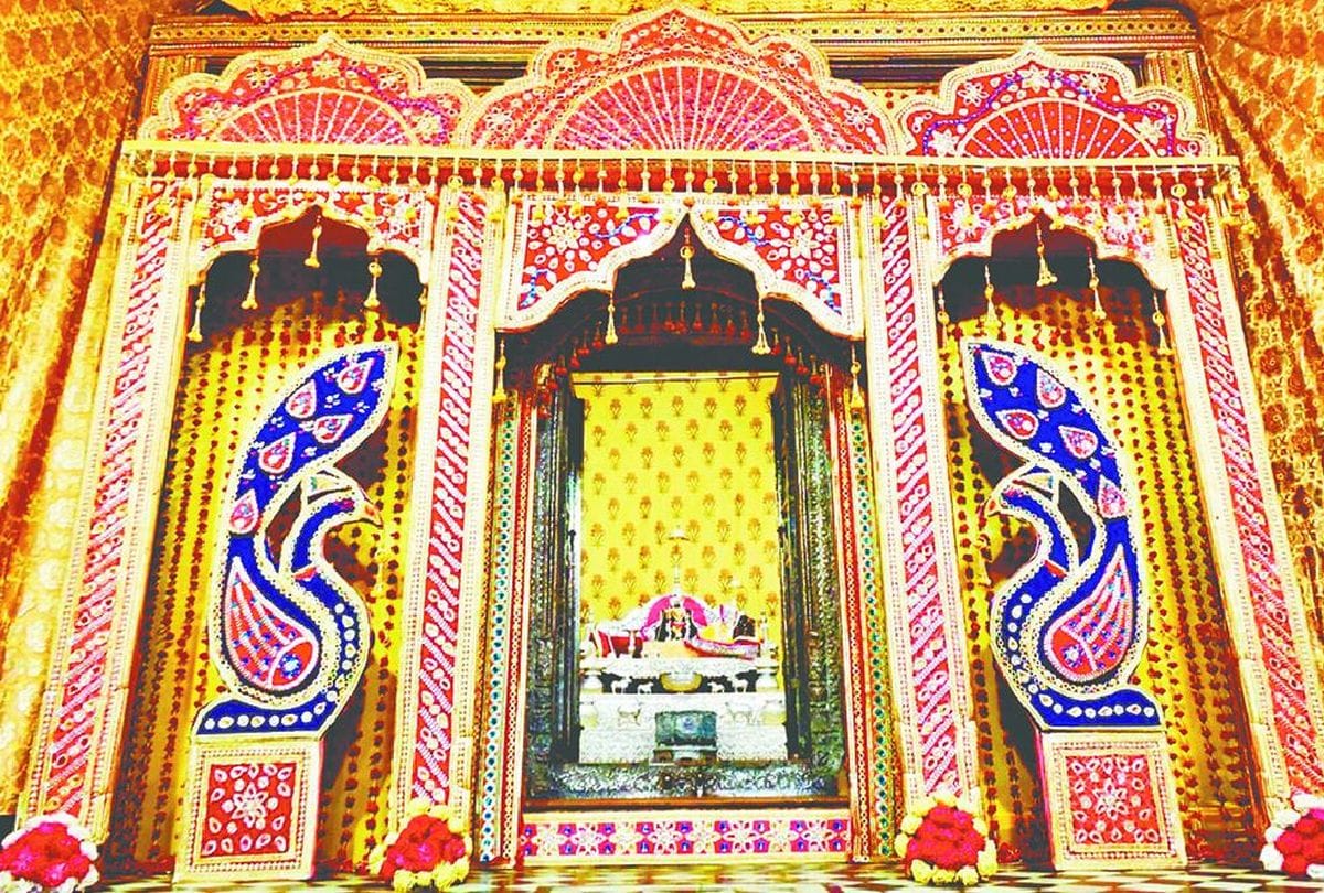 Thakur Radharaman Darshan in Jewel Studded Nikunj Vrindavan