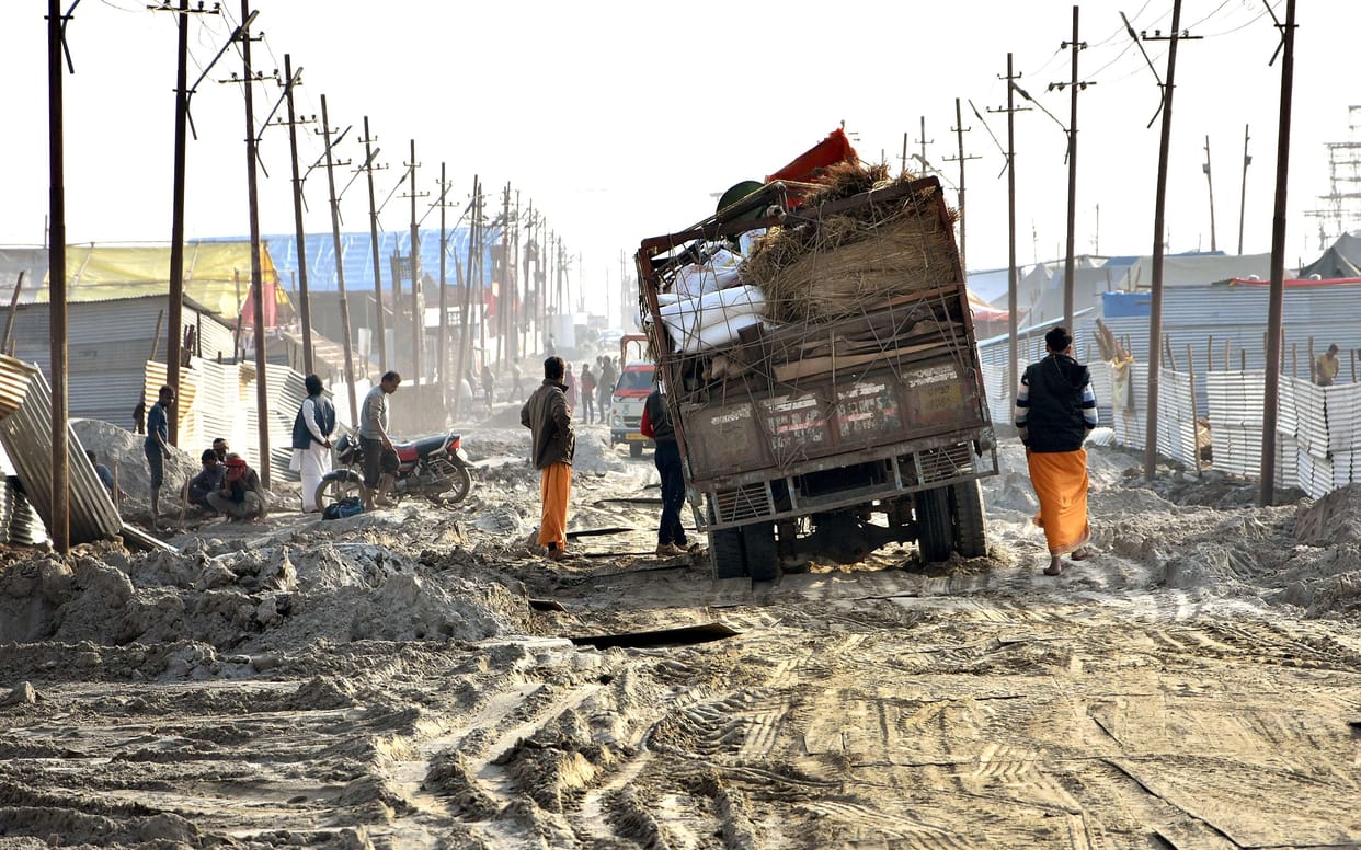 Tractor-trolley overturns on Triveni bridge, traffic halted on three Pantoon bridges
