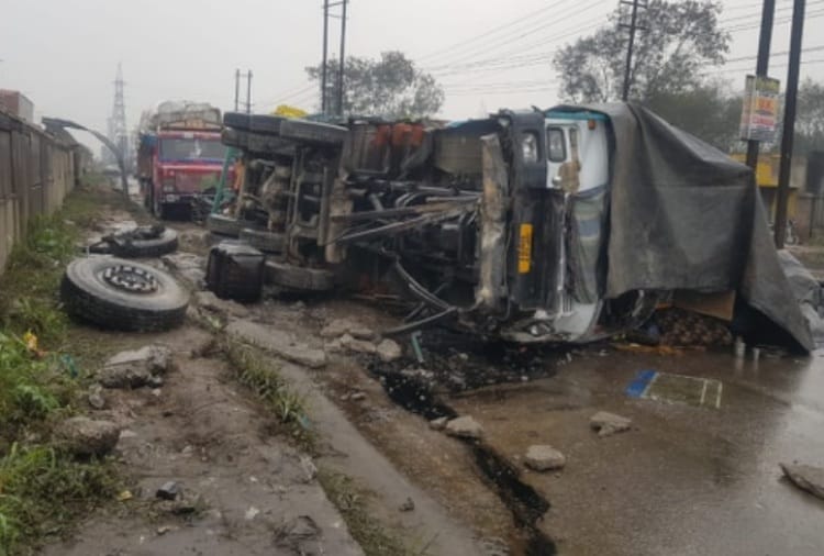 Sugar Loaded Truck Fell Down from National Highway Flyover