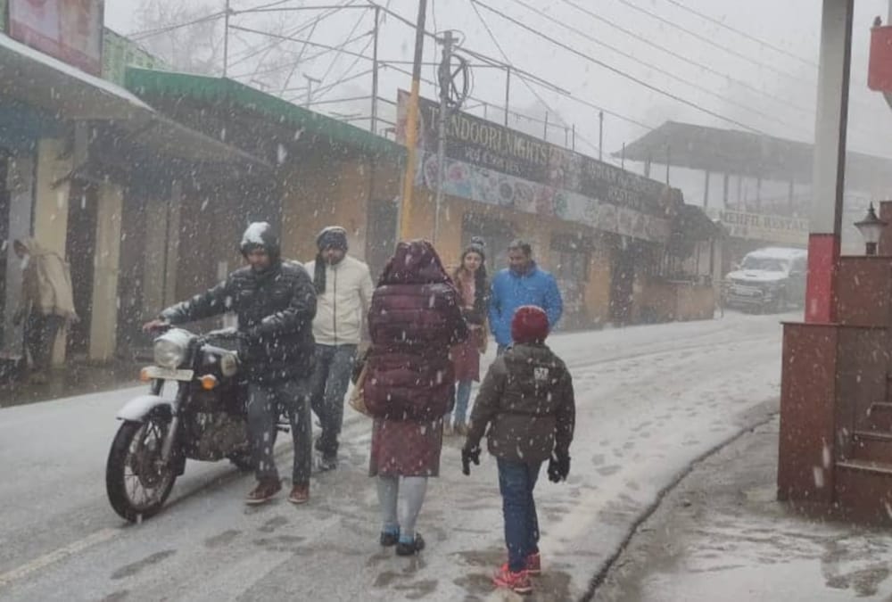 Tourists Enjoy Fresh SnowFall in Mussoorie and Dhanaulti See uttarakhand Awesome View