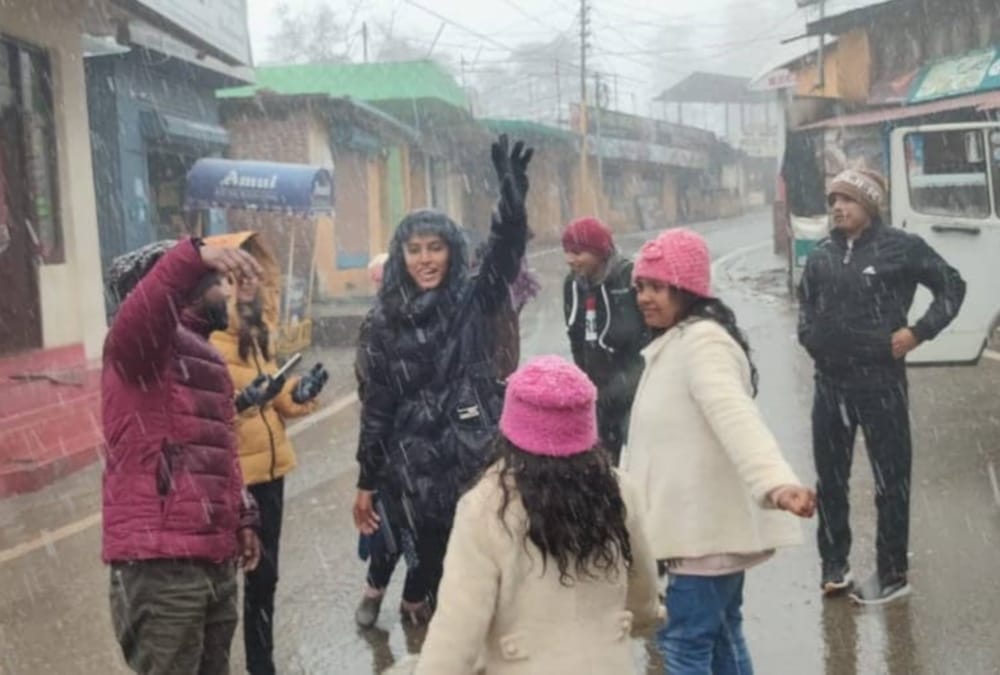 Tourists Enjoy Fresh SnowFall in Mussoorie and Dhanaulti See uttarakhand Awesome View