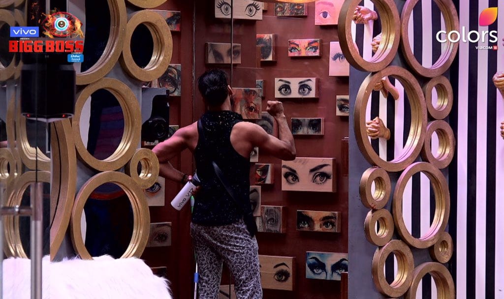 Bigg Boss 13 Madhurima Tuli hit Vishal Aditya Singh with chappal ugly spat