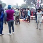 सड़क पर शव रखकर किया हाइवे जाम।