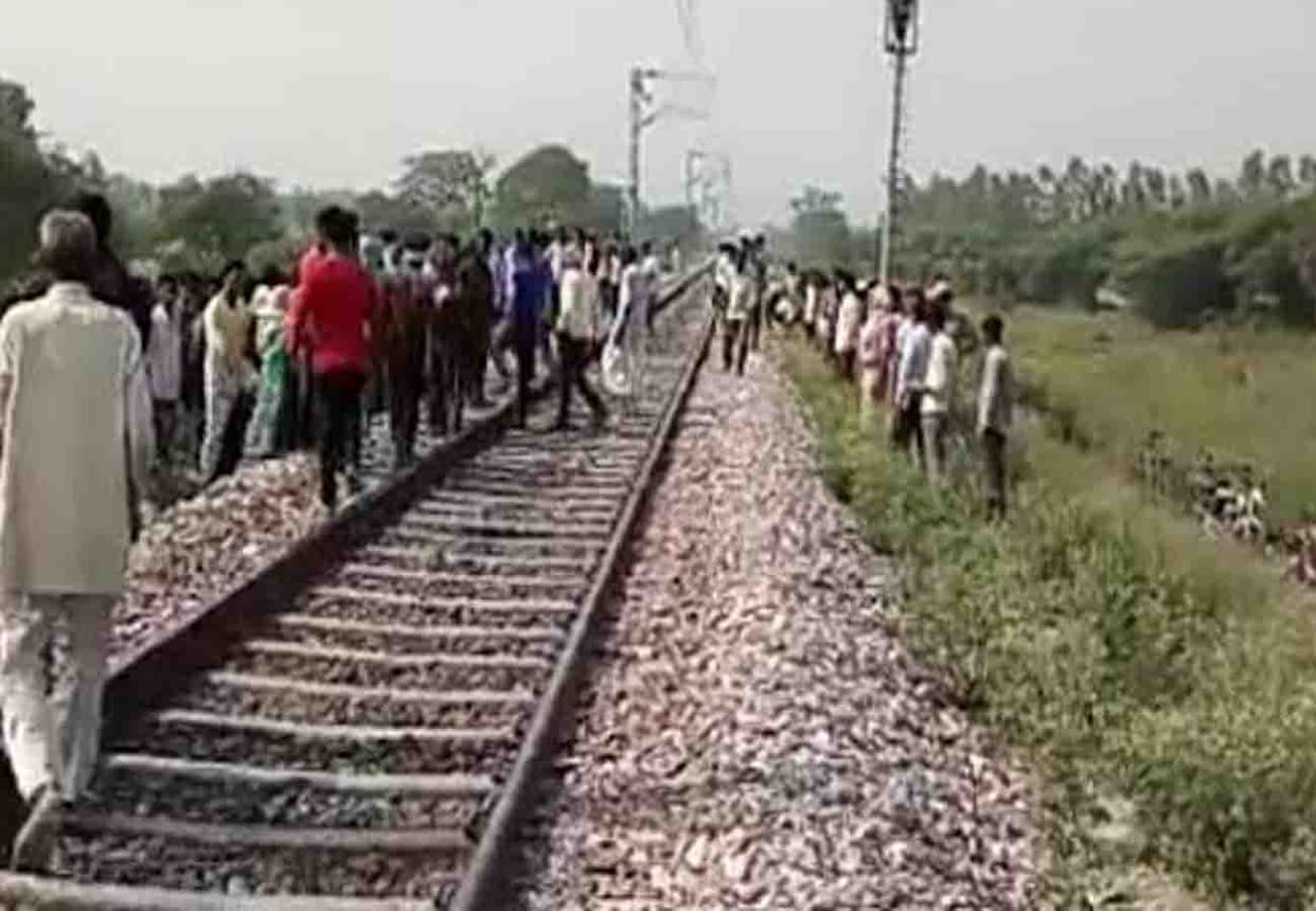 dead body of a villager found on the track near the outer of railway station in chitrakoot
