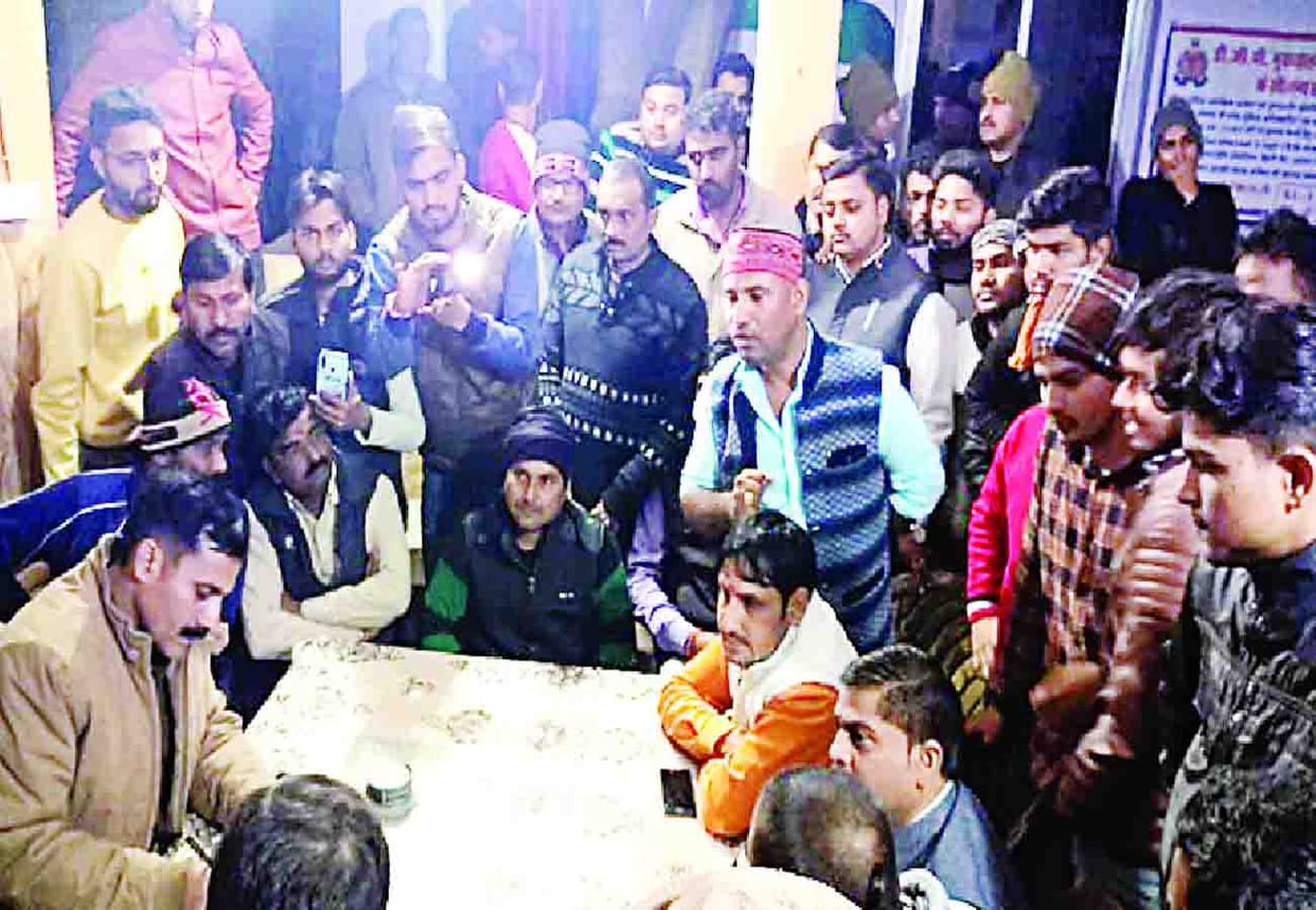 People of Hindu organizations surrounded the Kotwali for action in auraiya