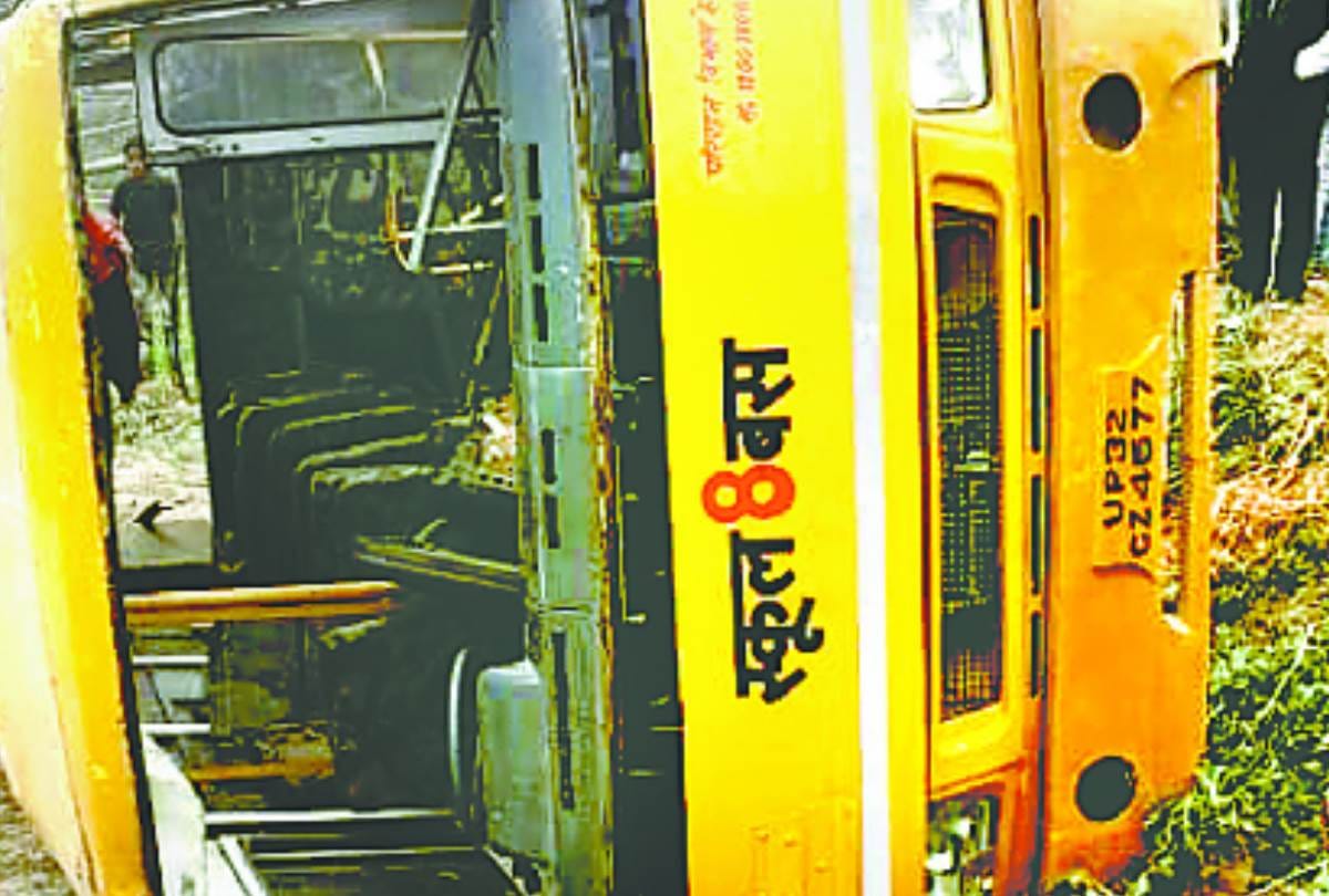 school bus overturned, 22 children injured in malihabad