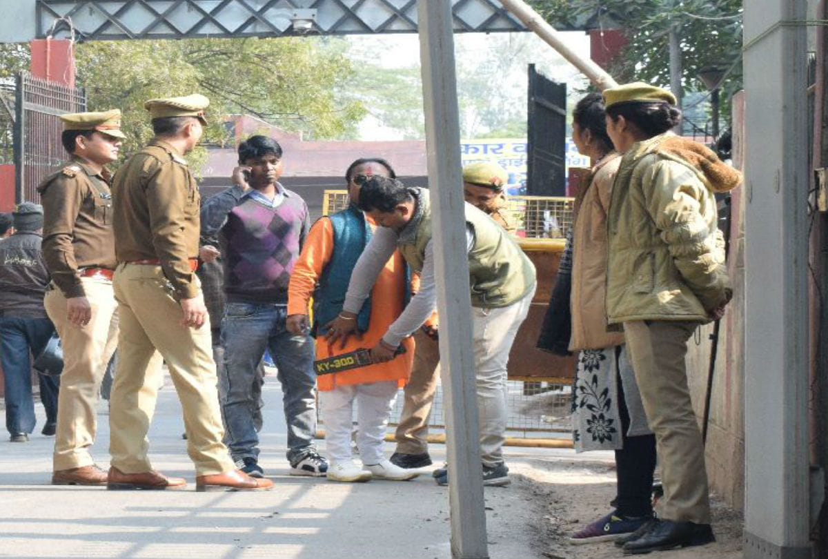 Ssp And District Judge Check security arrangements Of Agra Court after Mainpuri Incident