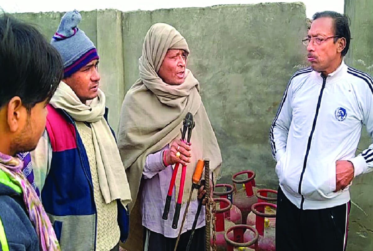 Robbery robbery at gas warehouse in hapur looted 68 cylinders