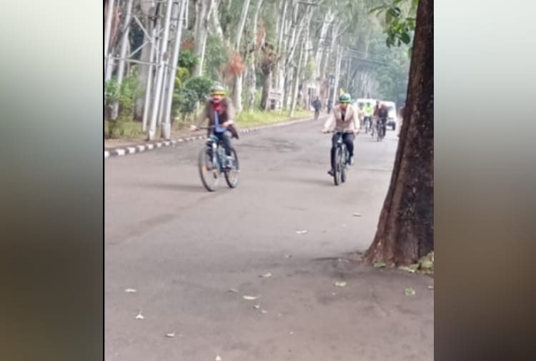 Ut Administrator VP Singh Badnore Drives Cycle to Reach UT Secretariat