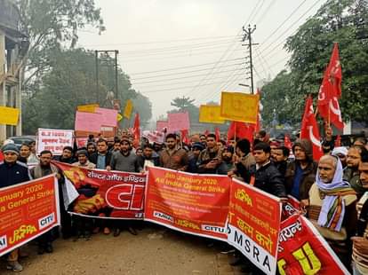 चाँदपुर से मजदूर संघ की ओर से निकला जुलूस।