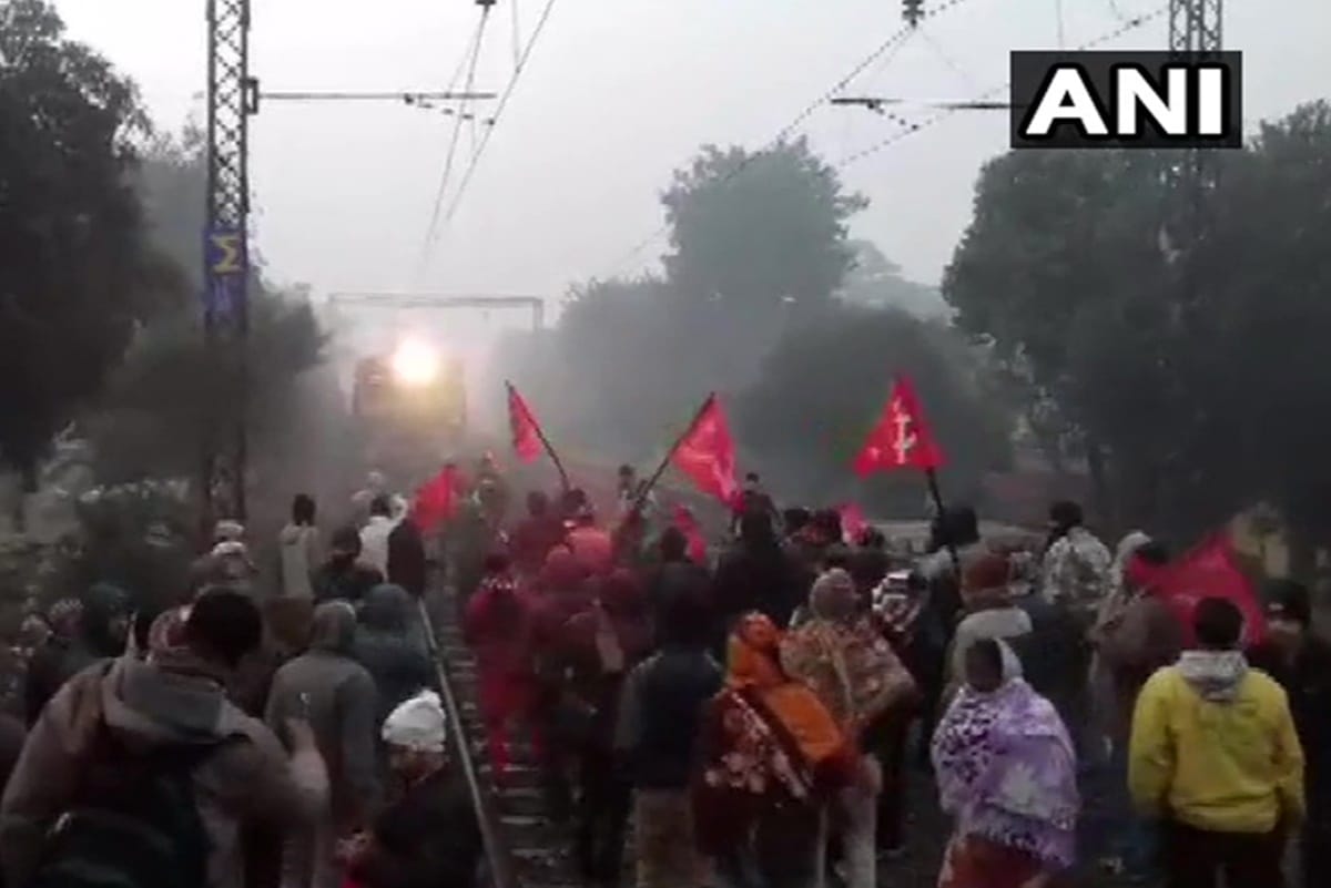 Bharat Bandh Today Live Updates trade union strike, left, delhi, west bengal, banking, protestors