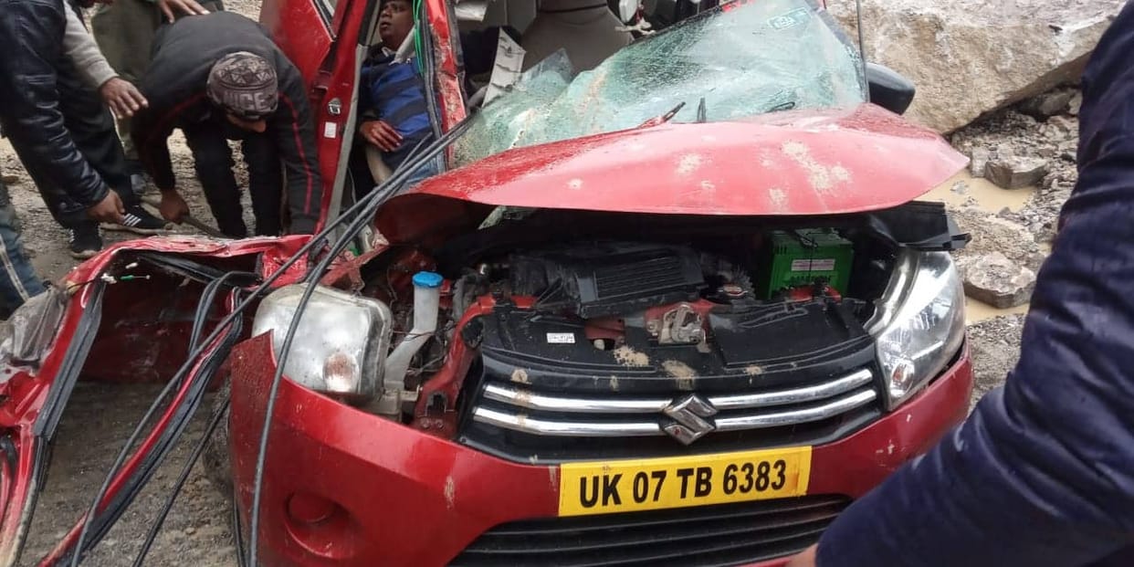 Boulder fell on car in Rishikesh-Gangotri highway, driver injured, highway blocked