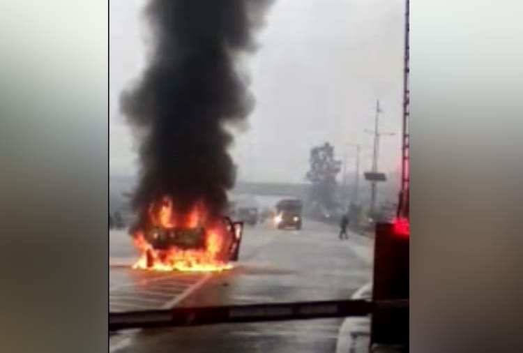 A running car catches fire in ambala near toll plaza
