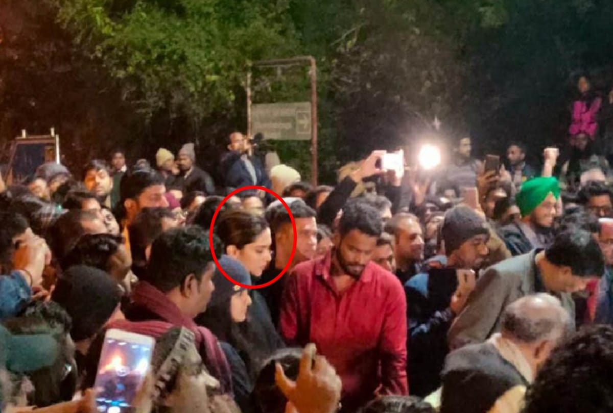 Mahant Lokesh Das Put Objection on Deepika padukone Gone To JNU