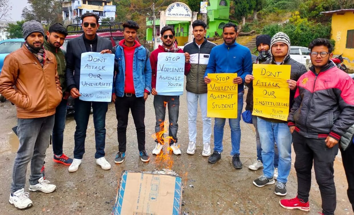 The effigy of ABVV and JNU Vice Chancellor blew up