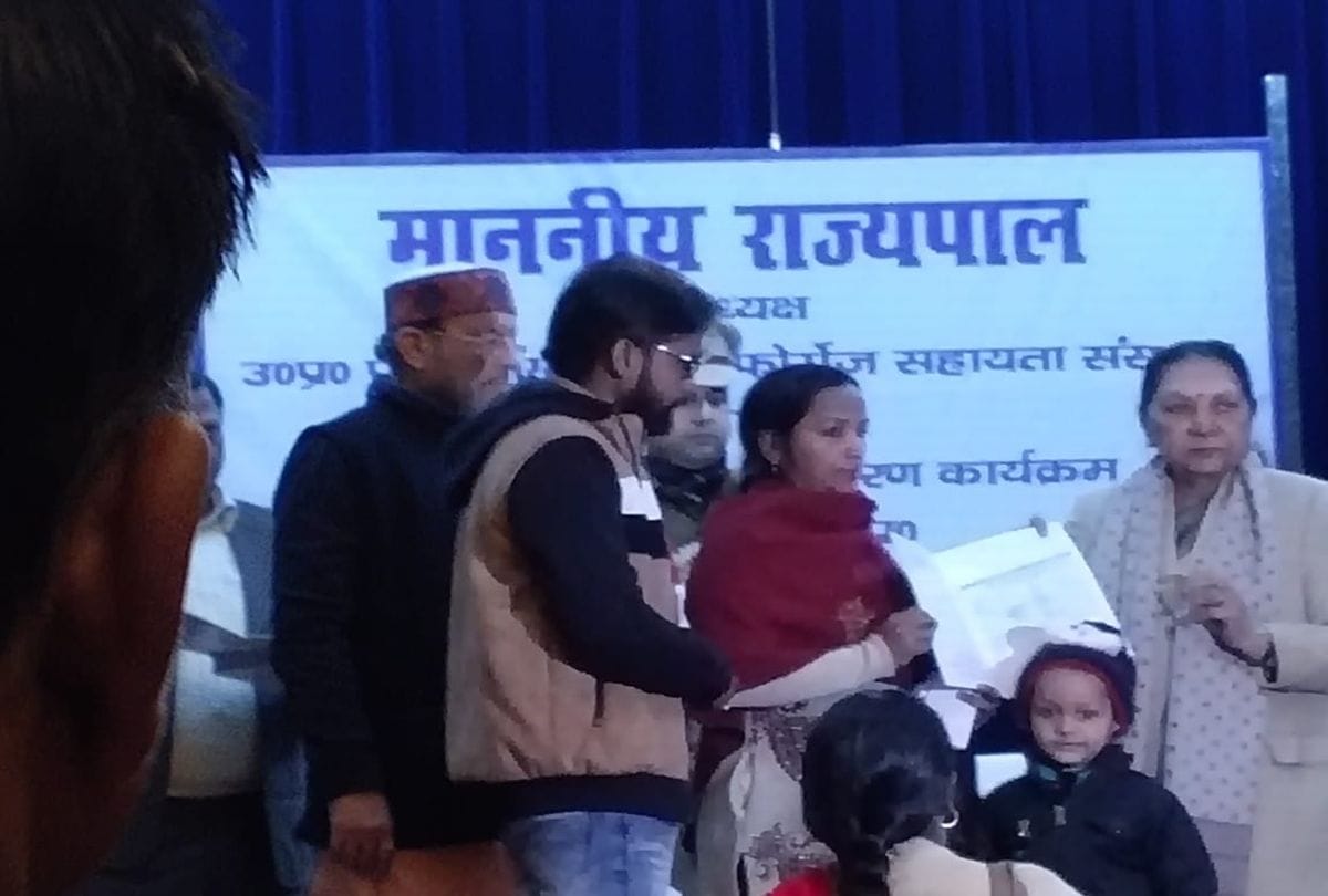 No Way To Memorial Of Pulwama Martyr Ram Wakeel Wife Meets Up Minister