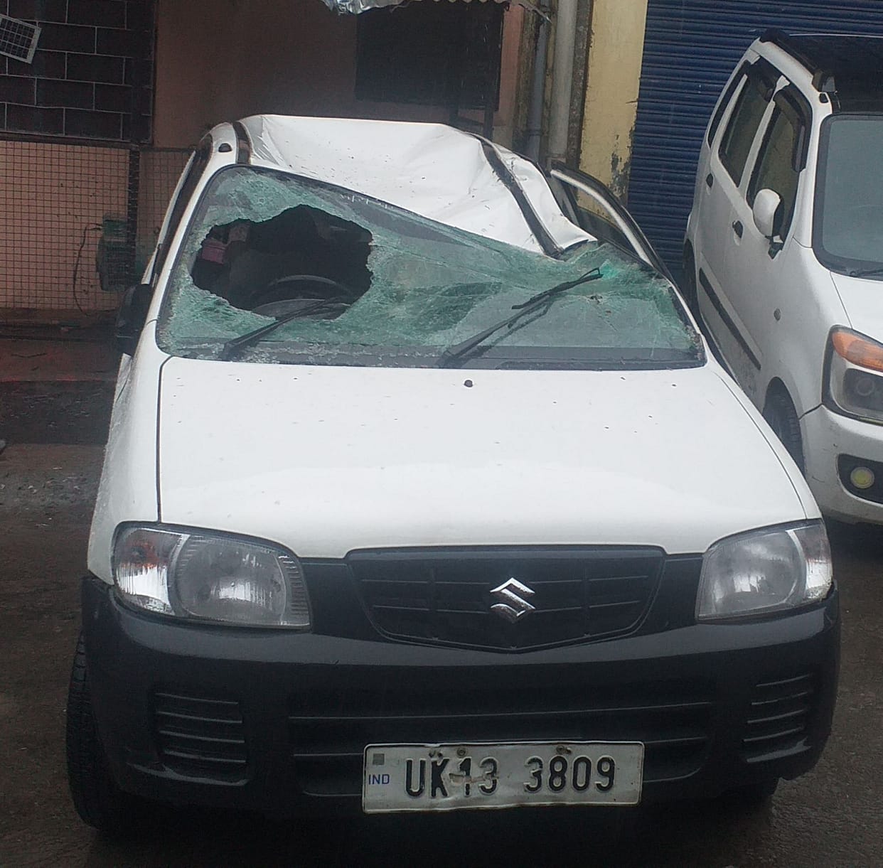 Vehicle damaged due to stone fall from hill in Banswara