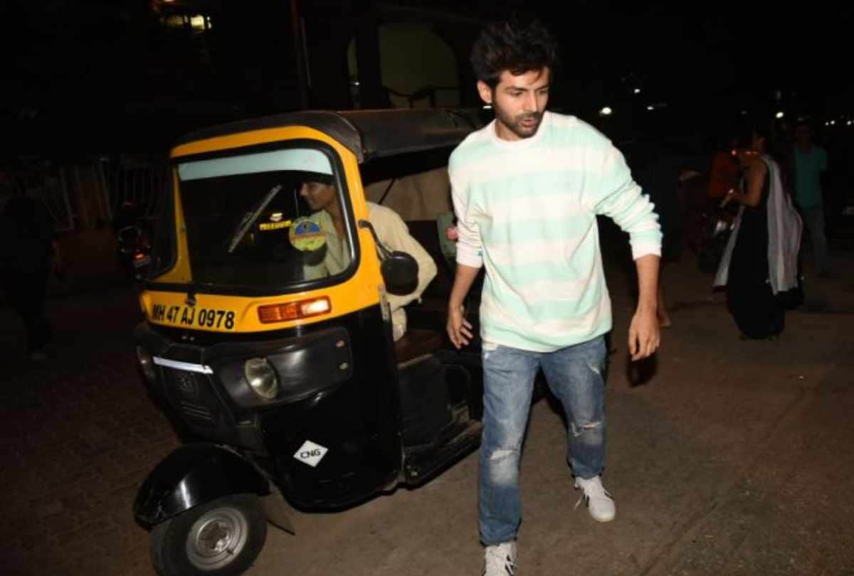 kartik aaryan ride on auto leave his car