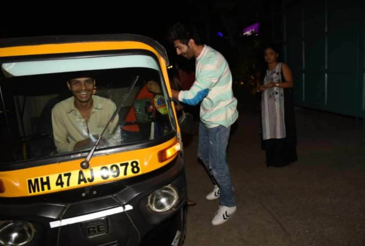 kartik aaryan ride on auto leave his car