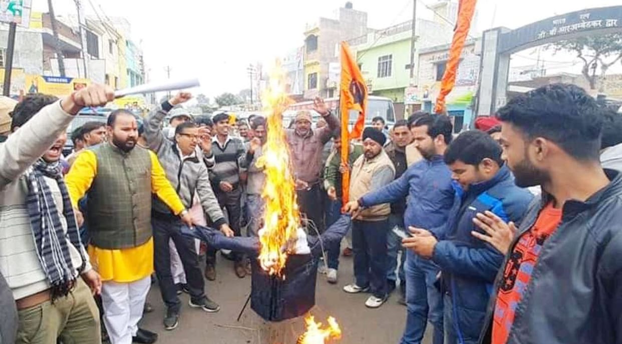 fired pakistan statue