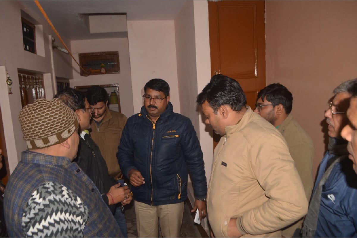 The crooks have looted in bank manager house and two temple at Meerut city