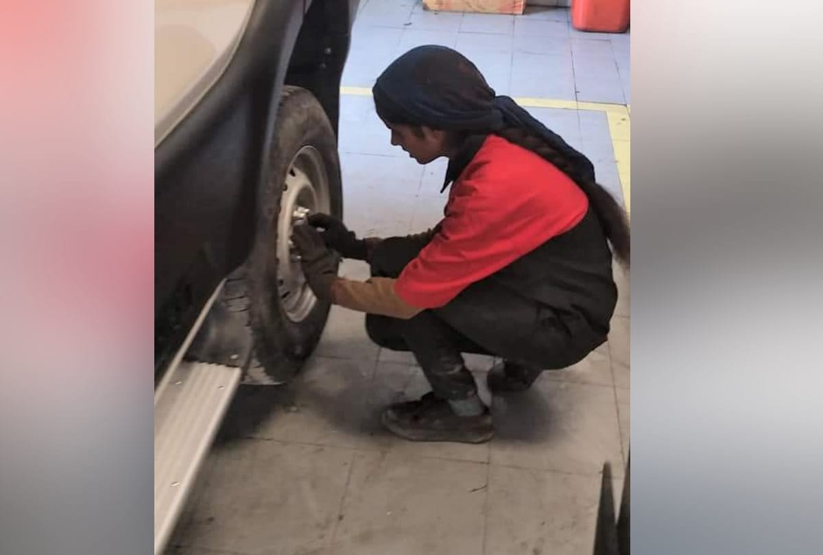 Snehlata working as a technician in mahindra and mahindra car service centre kangra himachal pradesh