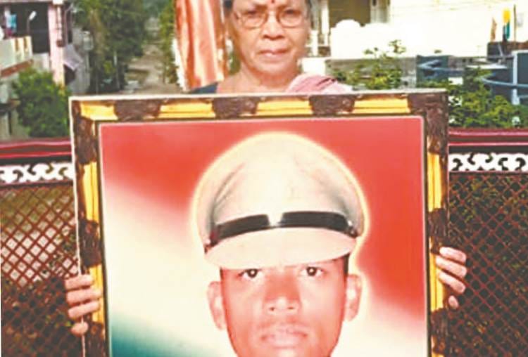 martyr's mother did not get honor money Even after 17 years