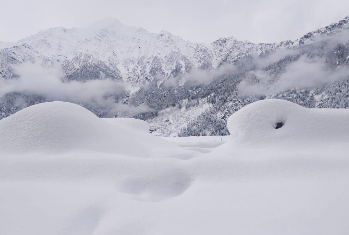 avalanche falls on power house, young man died after slipping in snow