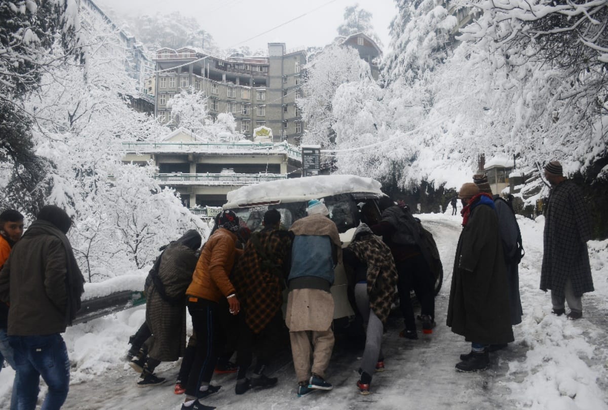 Shimla police rescued 43 tourists stranded in snowfall